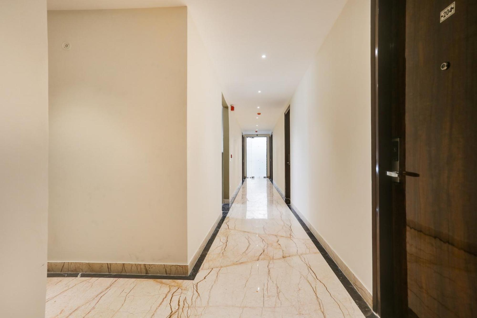 Townhouse The Adore Inn Gurgaon Bagian luar foto