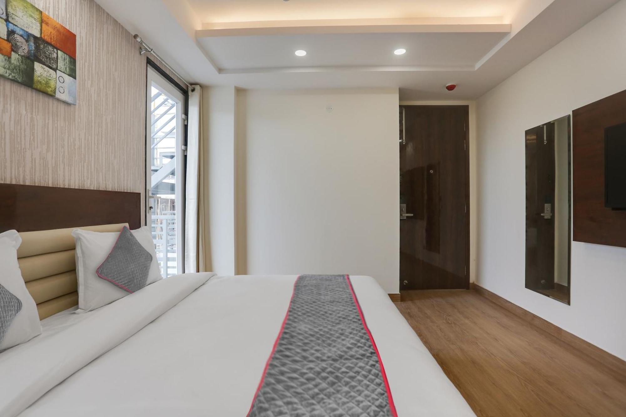 Townhouse The Adore Inn Gurgaon Bagian luar foto