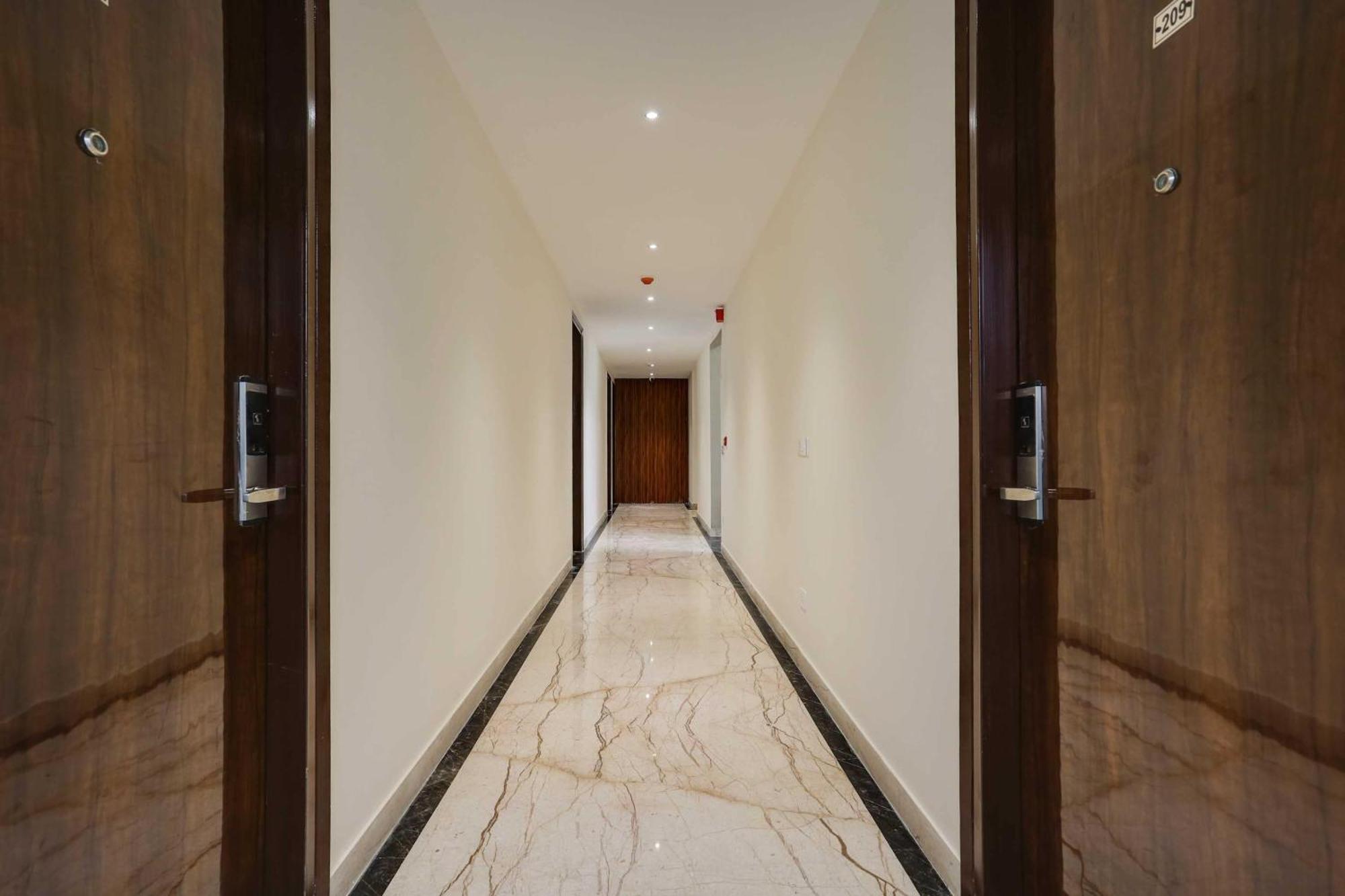 Townhouse The Adore Inn Gurgaon Bagian luar foto
