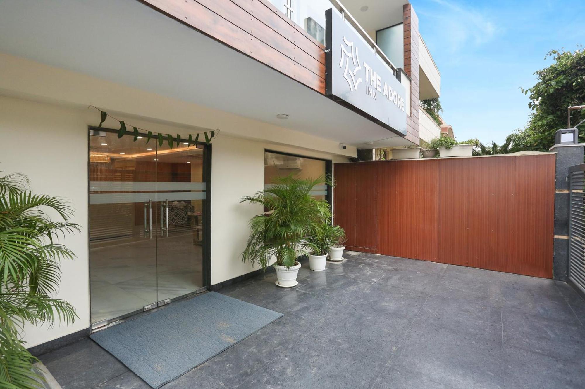 Townhouse The Adore Inn Gurgaon Bagian luar foto