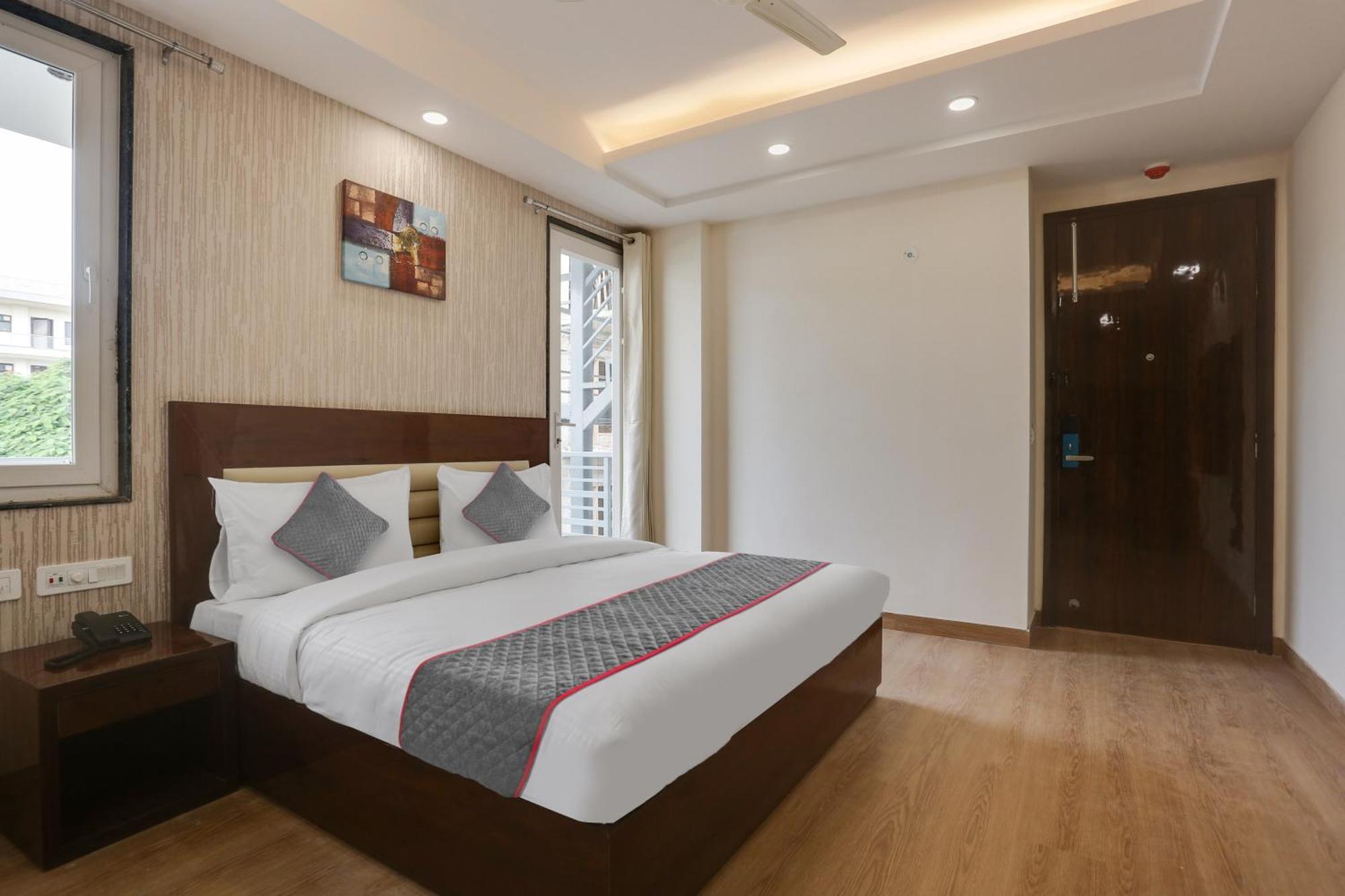 Townhouse The Adore Inn Gurgaon Bagian luar foto